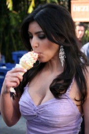Kim-Kardashian-Eats-Ice-Cream-In-Beverly-Hills-18.md.jpg