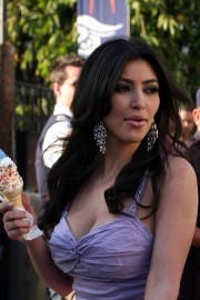 Kim-Kardashian-Eats-Ice-Cream-In-Beverly-Hills-20.md.jpg