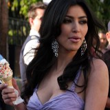 Kim-Kardashian-Eats-Ice-Cream-In-Beverly-Hills-20