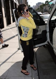 Kim-Kardashian-In-Beverly-Hills-In-Yellow-Harajuku-Lovers-Top-13.md.jpg