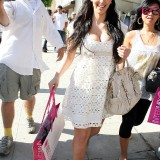 Kim-Kardashian-Shopping-In-Hollywood-on-June-23-2008---09