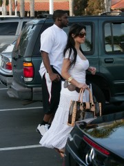 Kim-Kardashian-Sightings-In-Malibu-09.md.jpg