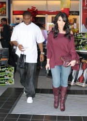 Kim-Kardashian-and-Reggie-Bush-Holiday-Shopping-In-Beverly-Hills-05.md.jpg