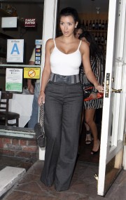 Kim-Kardashian-walks-out-of-Il-Sole-Restaurant-01.md.jpg