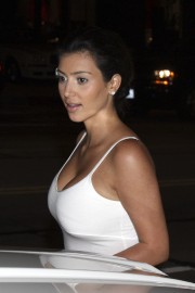Kim-Kardashian-walks-out-of-Il-Sole-Restaurant-13.md.jpg