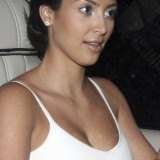 Kim-Kardashian-walks-out-of-Il-Sole-Restaurant-16