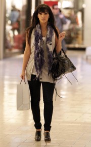Kim-Kardashian-shopping-at-the-Beverly-Center-01.md.jpg