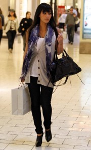 Kim-Kardashian-shopping-at-the-Beverly-Center-05.md.jpg