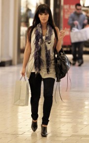 Kim-Kardashian-shopping-at-the-Beverly-Center-11.md.jpg