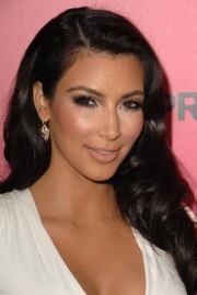 Kim-Kardashian---Hollywood-Life-6th-Hollywood-Style-Awards-36.md.jpg