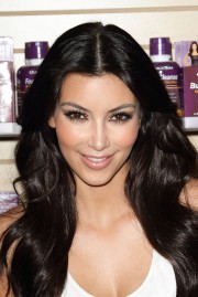 Kim-Kardashian---Meet-and-Greet-In-Miami-22.md.jpg