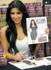 Kim-Kardashian---Meet-and-Greet-In-Miami-31.md.jpg