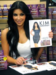 Kim-Kardashian---Meet-and-Greet-In-Miami-32.md.jpg