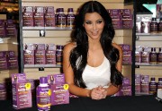 Kim-Kardashian---Meet-and-Greet-In-Miami-35.md.jpg