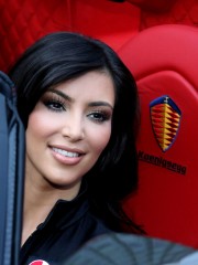 Kim-Kardashian---Pepsi-Max-Bullrun-Rally-2009-Green-Flag-Rally-Start-Event-02.md.jpg