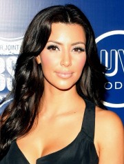 Kim Kardashian Pink's Hot Dogs Grand Opening 06