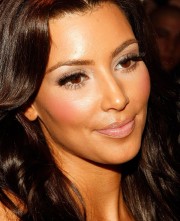 Kim-Kardashian---Pinks-Hot-Dogs-Grand-Opening-08.md.jpg