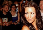 Kim-Kardashian---Pinks-Hot-Dogs-Grand-Opening-09.md.jpg