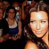 Kim-Kardashian---Pinks-Hot-Dogs-Grand-Opening-09