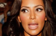 Kim-Kardashian---Pinks-Hot-Dogs-Grand-Opening-11.md.jpg