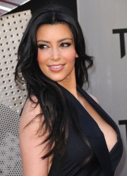 Kim-Kardashian---Premiere-Of-Transformers-Revenge-of-the-Fallen-Los-Angeles-Premiere-10.md.jpg