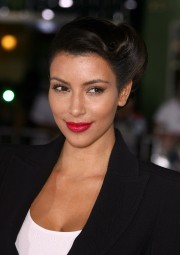 Kim-Kardashian---Premiere-of-Warner-Bros-Whiteout-06.md.jpg