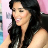 Kim-Kardashian---Signs-Her-New-Fitness-DVD-27