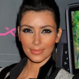 Kim-Kardashian---T-Mobile-Sidekick-LX-launch-Los-Angeles-02