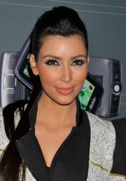 Kim-Kardashian---T-Mobile-Sidekick-LX-launch-Los-Angeles-04.md.jpg