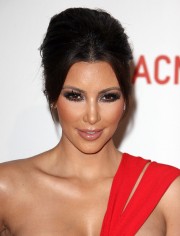 Kim-Kardashian---Unmasking-For-The-Resnick-Pavilion-07.md.jpg