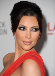 Kim-Kardashian---Unmasking-For-The-Resnick-Pavilion-36.md.jpg