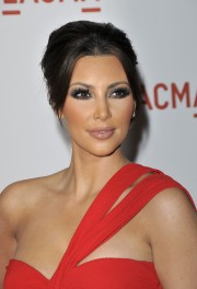 Kim-Kardashian---Unmasking-For-The-Resnick-Pavilion-43.md.jpg