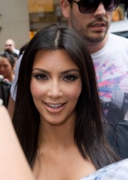 Kim Kardashian Makes Instore Appearance Optus 01
