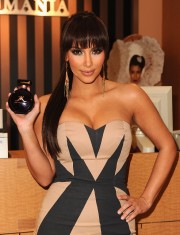 Kim-Kardashian-Promotes-Her-Fragrance-Line-At-Perfumania-34.md.jpg