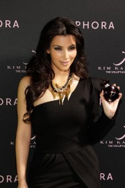 Kim-Kardashian-Promotes-Her-New-Fragrance-07.md.jpg