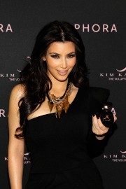 Kim-Kardashian-Promotes-Her-New-Fragrance-09.md.jpg