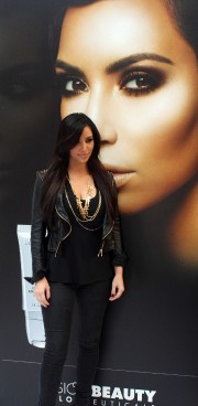 Kim-Kardashian-Promoting-Fusion-Beauty-08.md.jpg