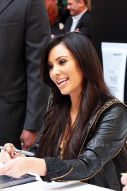 Kim-Kardashian-Promoting-Fusion-Beauty-09.md.jpg