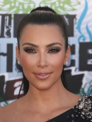 Kardashians at 2010 Teen Choice Awards 01