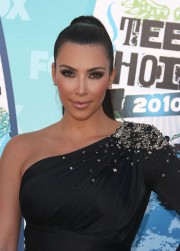 Kardashians at 2010 Teen Choice Awards 03