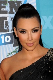 Kardashians at 2010 Teen Choice Awards 11