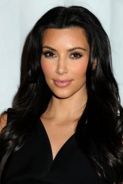 Kim-Kardashian---Clothing-Drive-For-My-Friends-Place-04.md.jpg