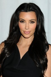 Kim-Kardashian---Clothing-Drive-For-My-Friends-Place-05.md.jpg