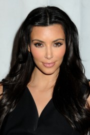 Kim-Kardashian---Clothing-Drive-For-My-Friends-Place-20.md.jpg
