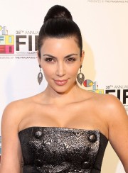 Kim-Kardashian---38th-Annual-FiFi-Awards-13.md.jpg