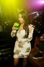 Kim-Kardashian---Celebrates-Rob-Kardashians-25th-Birthday-25.md.jpg