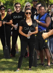 Kim-Kardashian---Miami-Dragon-Boat-Festival-19.md.jpg