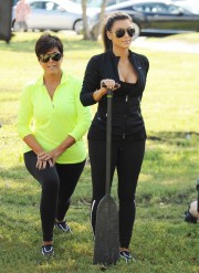 Kim-Kardashian---Miami-Dragon-Boat-Festival-23.md.jpg