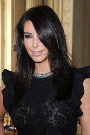 Kim-Kardashian---Valentino-Paris-Fashion-Week-Haute-Couture-FW-2013-07.md.jpg