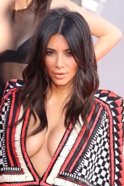 Kim-Kardashian-Kendall-and-Kylie-Jenner---2014-MTV-Video-Music-Awards-04.md.jpg